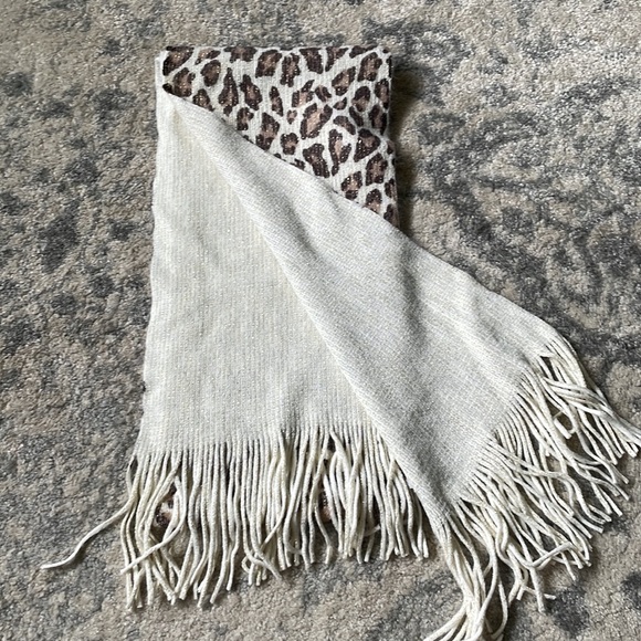 NWOT Woman’s Jaclyn Smith Hat and Scarf set - Picture 3 of 5